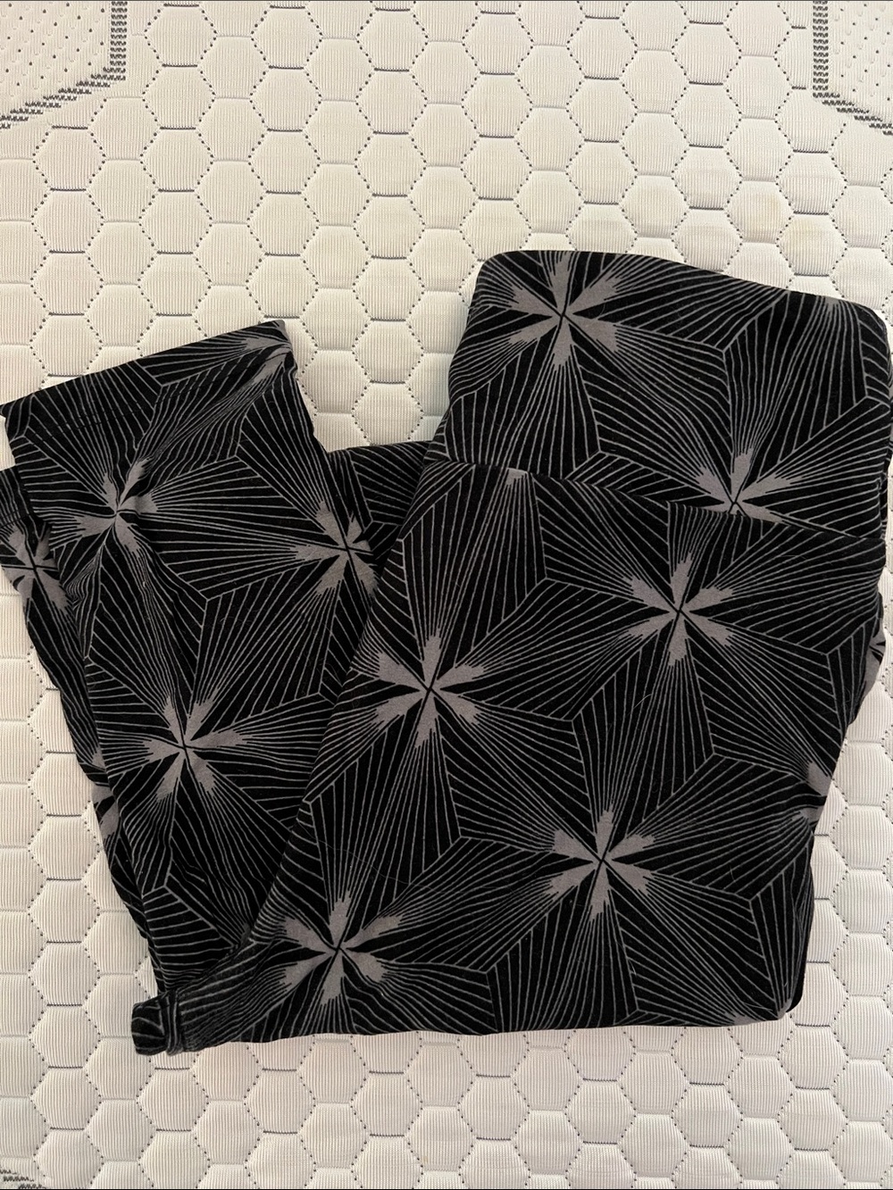 LuLaRoe Black Leggings with Gray Starburst Pattern